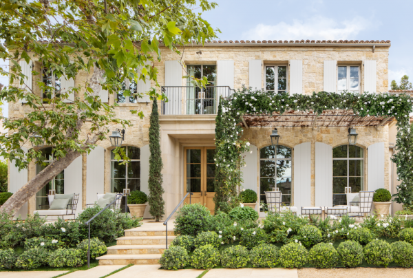 Veranda Luas dengan Hiasan Pot Tanaman